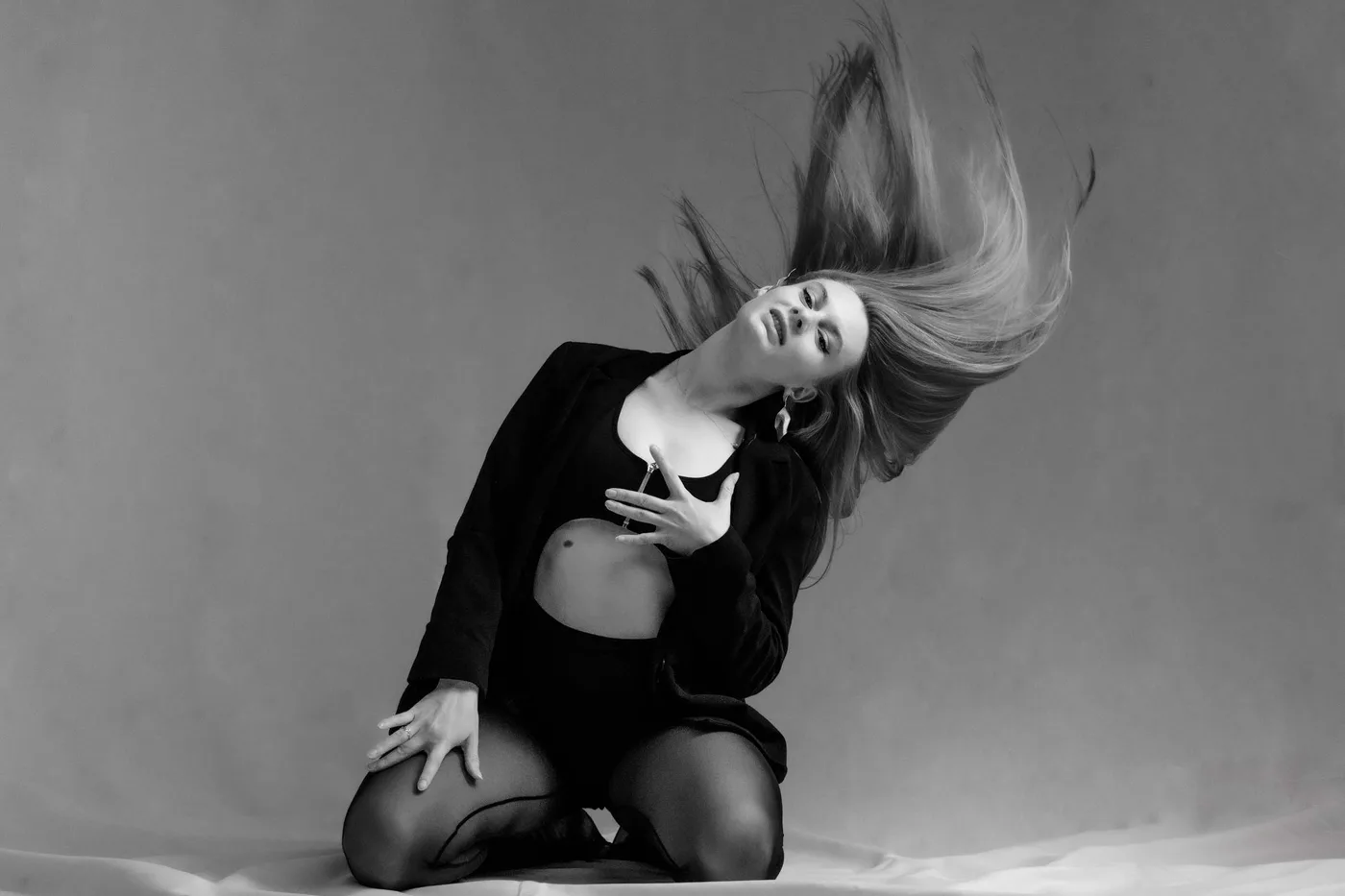 Boudoir Fotos Wien — Abschlussportrait mit Blickkontakt, editorial Ästhetik