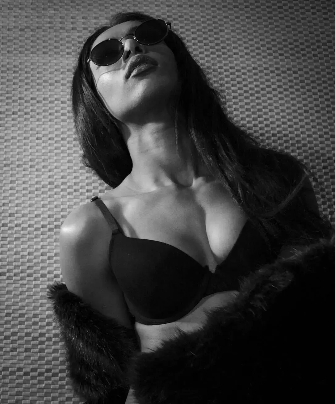 Nude Art Photography Vienna — profile portrait with hard side light, monochrome