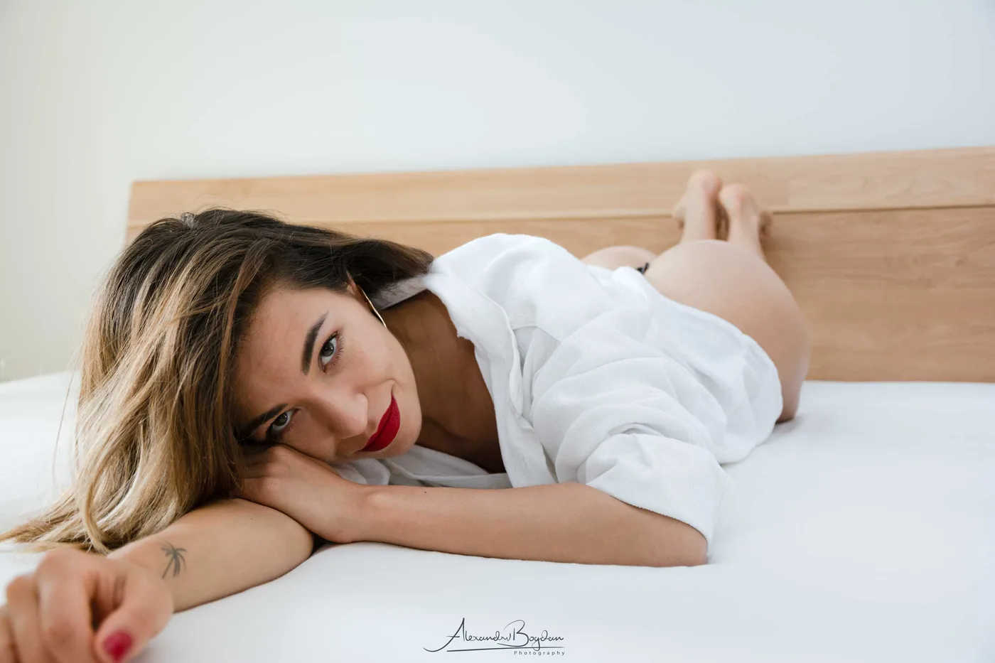 Boudoir Photography Vienna — soft backlight, relaxed pose, elegant lingerie