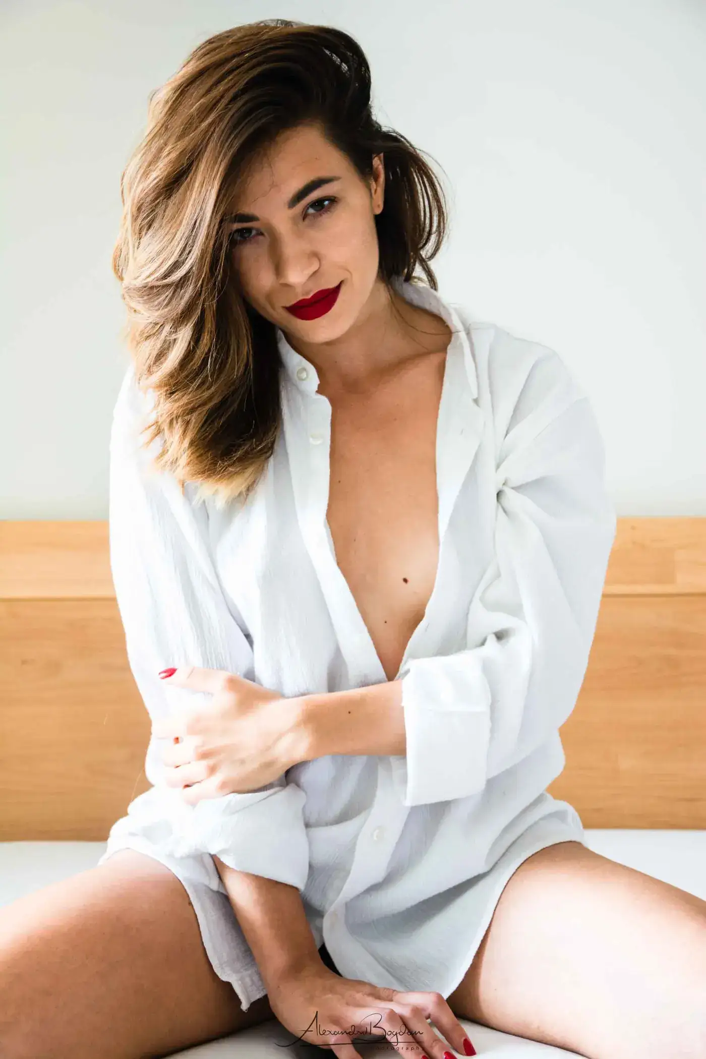 Boudoir Photography Vienna — side portrait with light streaks on skin